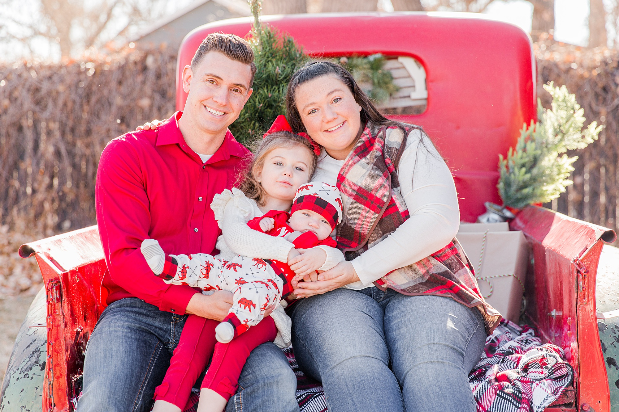 parents hold their two kids during holiday mini session