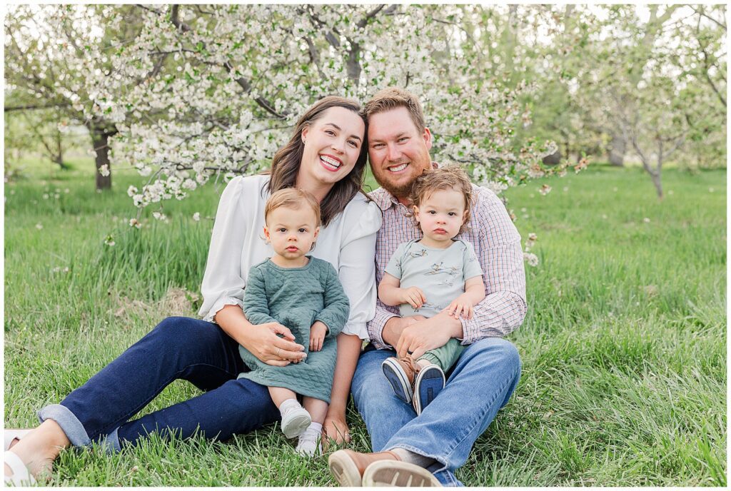 Light and airy mini session photos with apple blossoms in Denver, CO with Catherine Chamberlain Photography