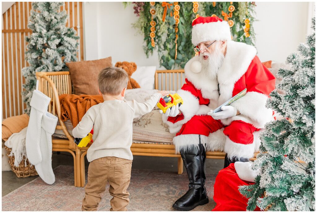 Colorado mini session with Santa at Sugarhill Studio in Longmont with light and airy family photographer Catherine Chamberlain of Catherine Chamberlain Photography based in Northern Colorado